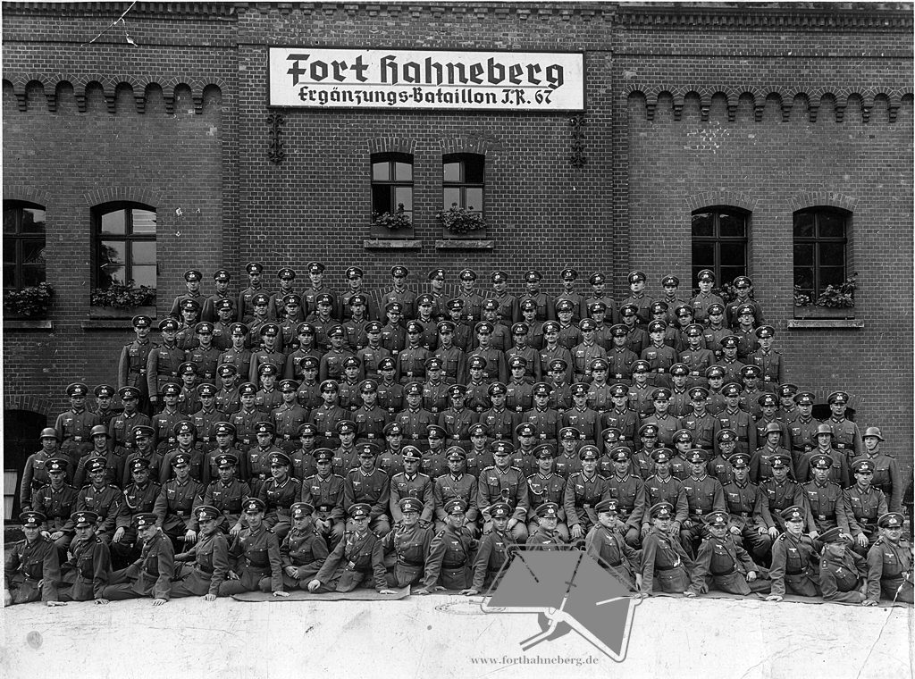 Gruppenfoto vor der Kehlkaserne